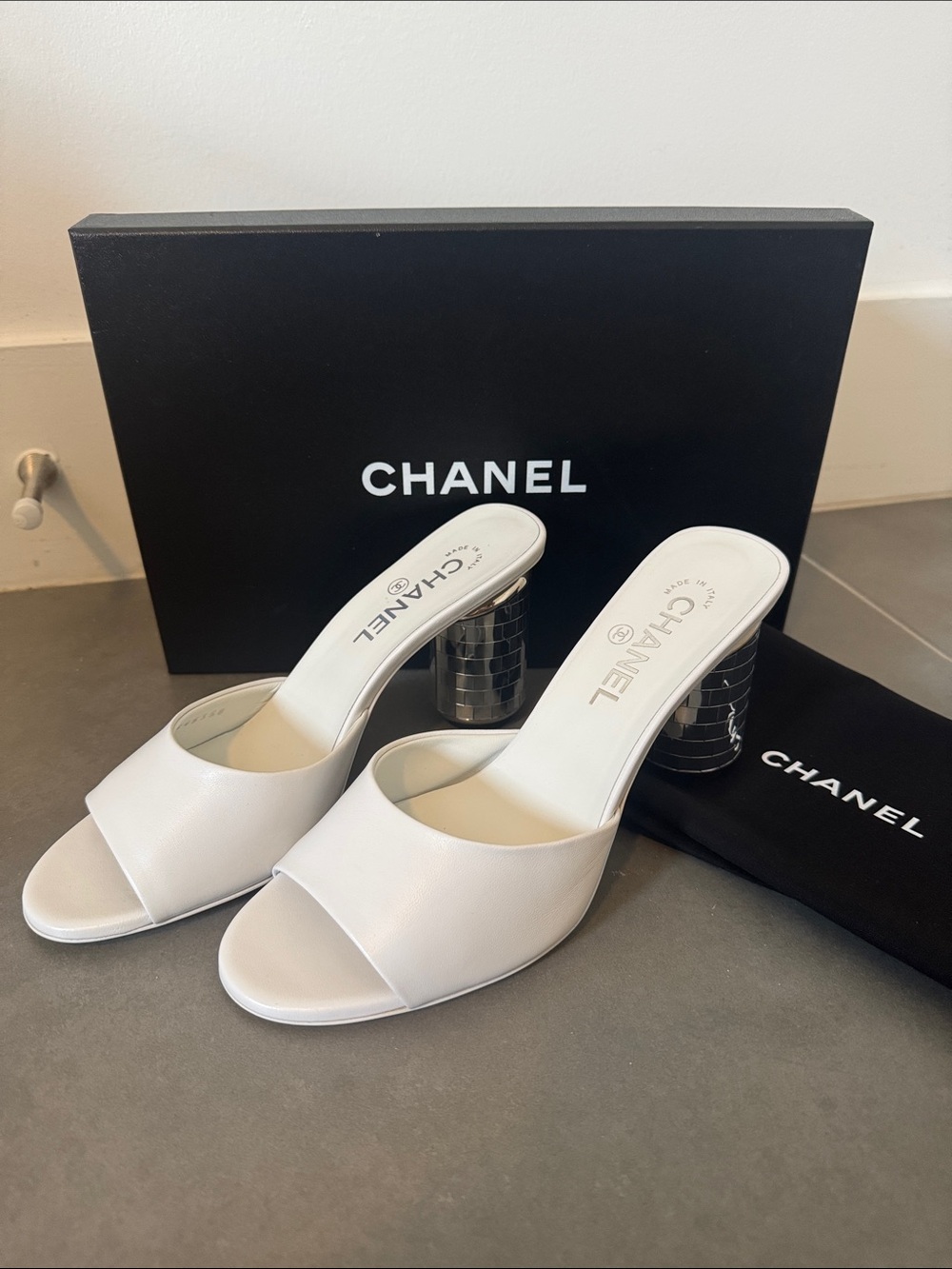 CHANEL White Leather Open-Toe Mules with Cylindrical Heel